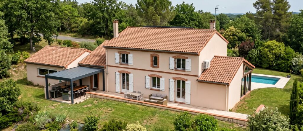 Rendu 3D réaliste d’une maison à étage avec piscine et garages à Escalquens, projet FL Home Concept
